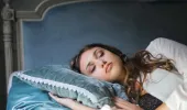 Jak aromaterapia może korzystnie wpływać na zdrowy sen i dlaczego warto jej używać do poprawy jakości snu.